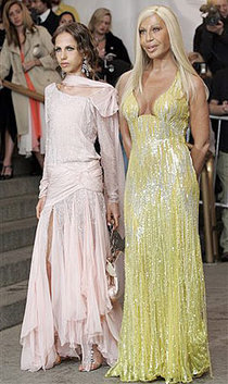 Allegra y Donatella Versace